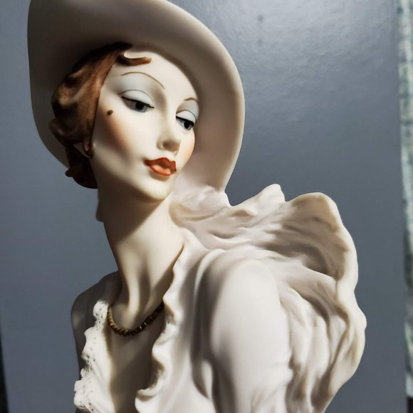 GIUSEPPE ARMANI FIGURINE